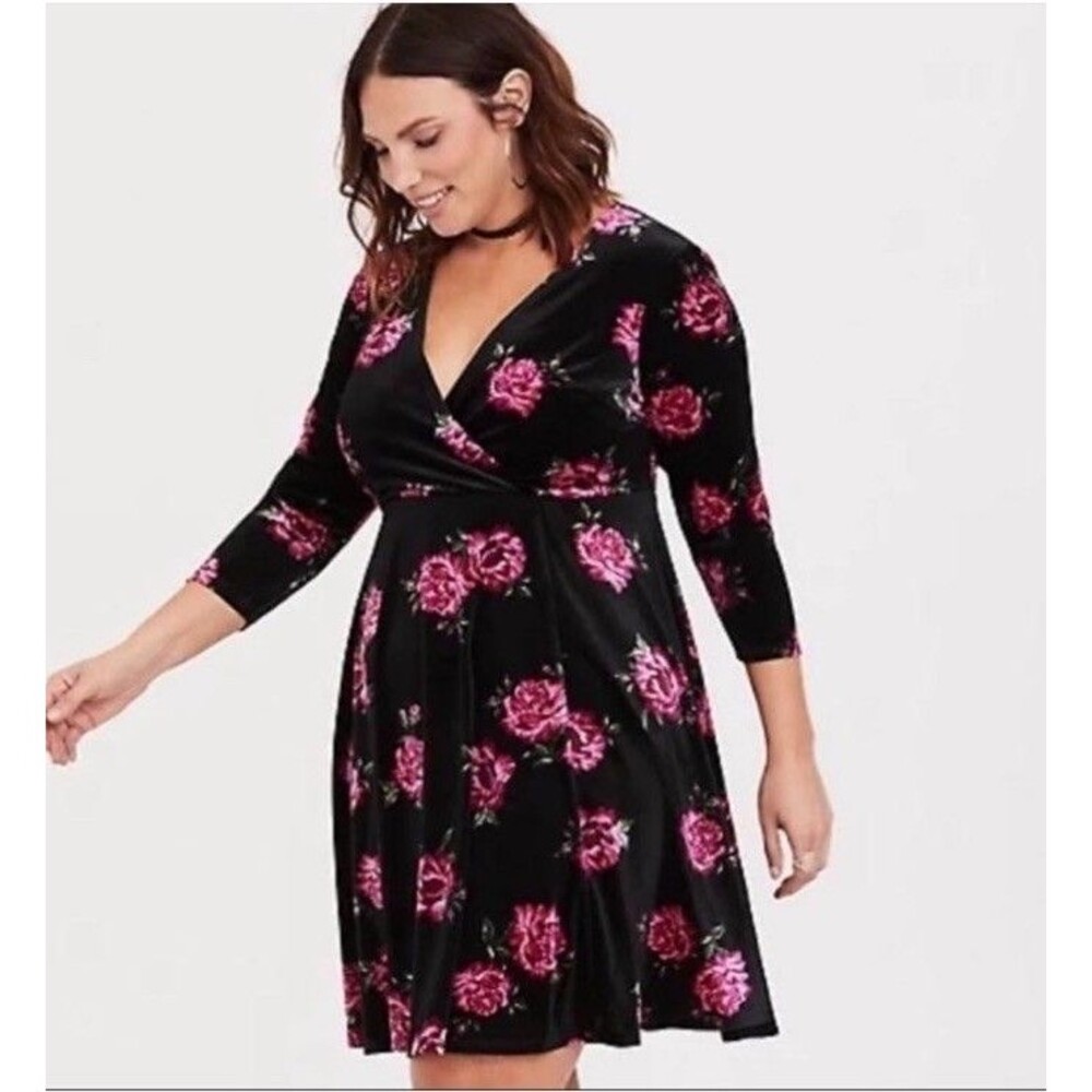 Torrid Womens Pink & Black Roses Romantic Goth Floral Velvet Wrap Dress  1 (1X)